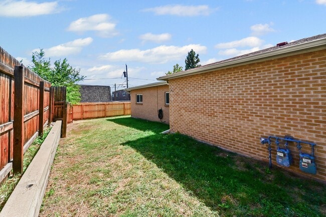 Building Photo - 1804 Simms St