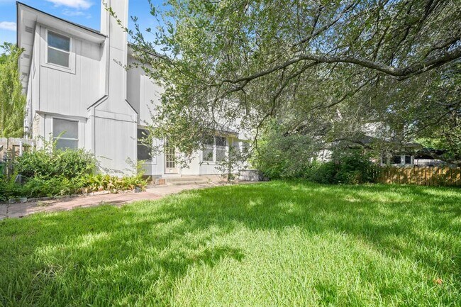 Building Photo - 17841 Park Valley Dr