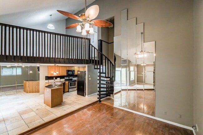 Building Photo - NEW PRICE! 3/2 Palm Harbor Townhouse