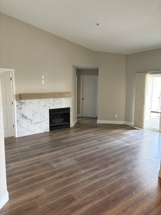 Building Photo - Reduced Rent-Top-Floor 3 Bed, 2 bath Condo with Scenic Views in Littleton!