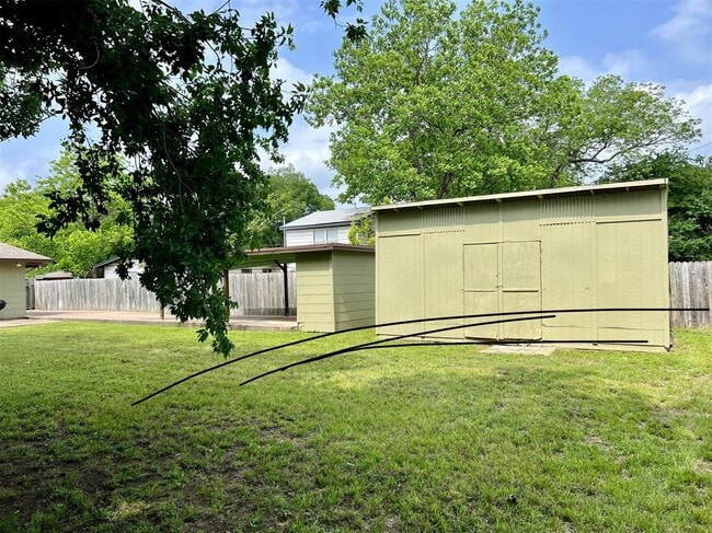 Building Photo - 1904 Aggie Ln