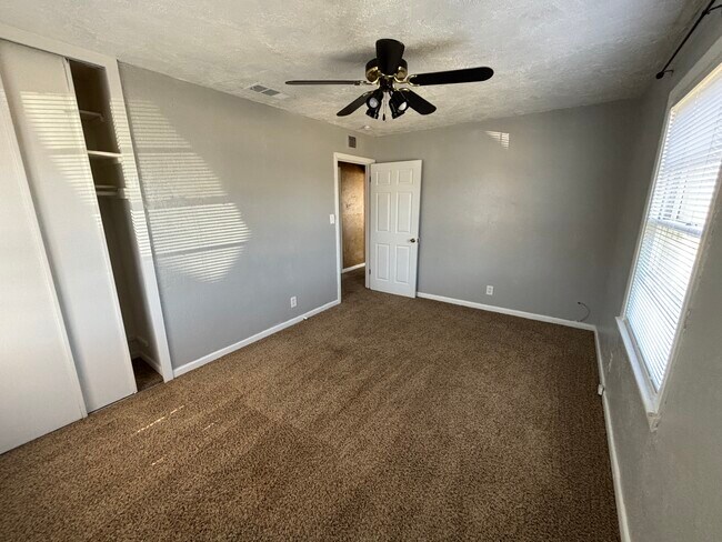 Building Photo - 303 N Western St