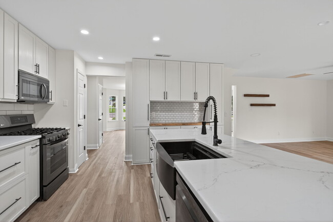 Building Photo - 3881 Shenandoah Dr