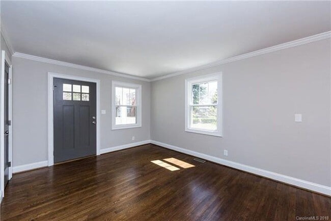 Building Photo - Must view this exquisite 3 bedroom 1 bath brick home. Within 2 miles from Uptown.