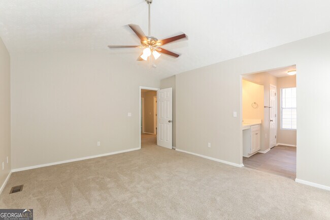 Building Photo - 3020 Linden Dr