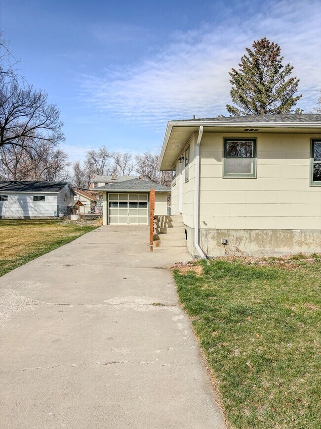 Building Photo - 3 bed 1 bath Laurel Home Available Now!