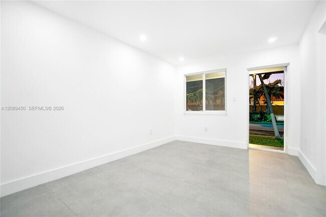Building Photo - 2850 SW 24th St