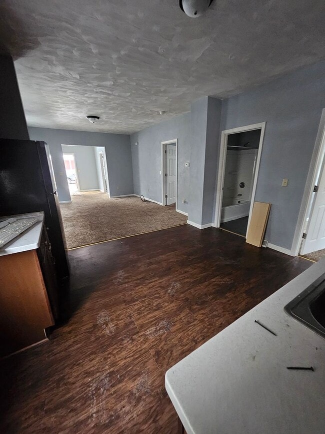 Building Photo - Lower 3 bedroom unit East Side
