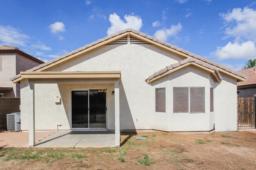 Building Photo - 12621 W Bloomfield Rd
