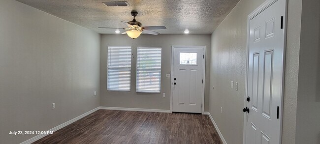 Building Photo - ra2701