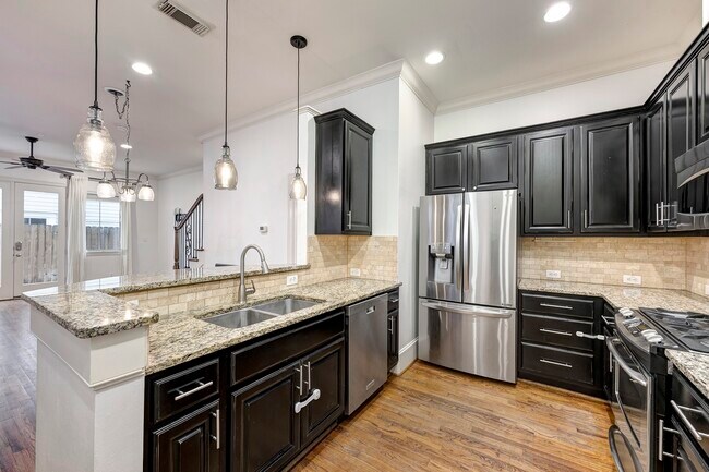Building Photo - 931 W 23rd St
