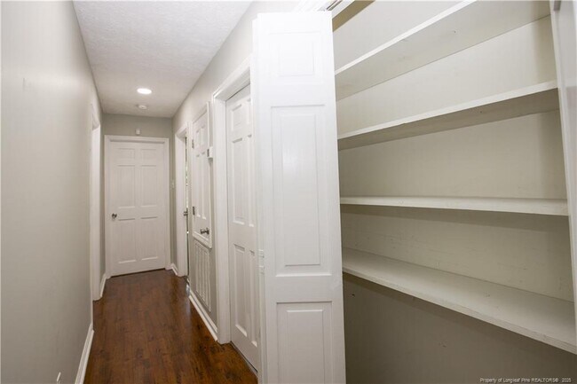 Building Photo - 906 N Glenwood Trail