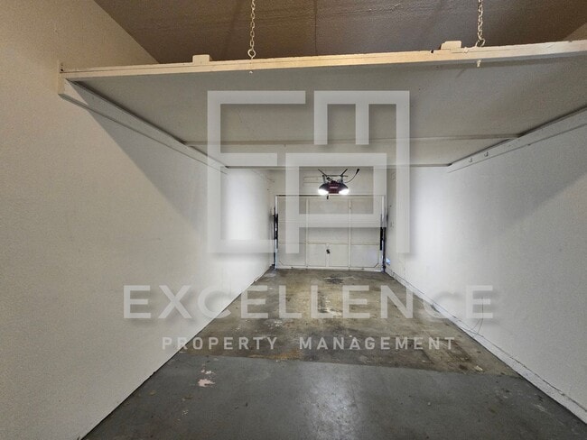 Building Photo - 2/1 Duplex with Step Down Office, 1 Car Ga...