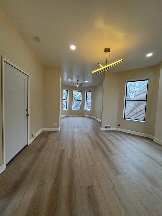 Building Photo - 1628 N Kimball Ave