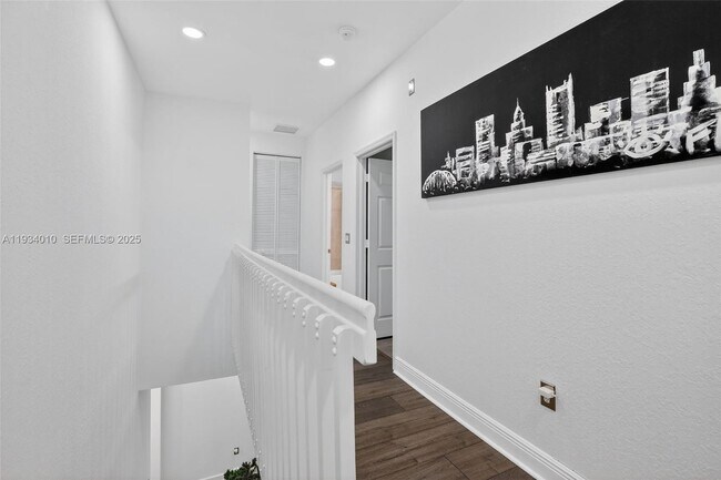 Building Photo - 12140 Village Pl