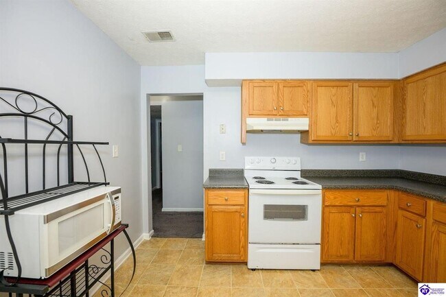Building Photo - 244 Pinewood Dr