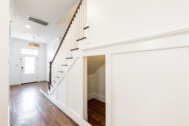 Building Photo - 828 E 28th St