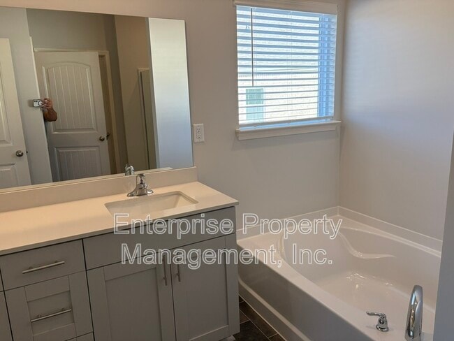 Building Photo - 85 Burr Oak Cv