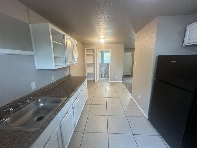 Building Photo - 2 Bedroom, 1 Bath Apartment
