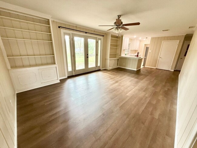 Building Photo - 3-bed/2-bath with two living spaces!