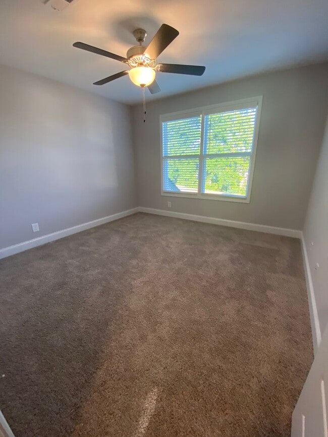 Building Photo - Move in with credit approval