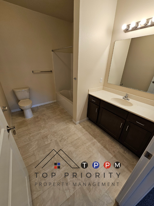 Building Photo - 2 Bedroom | 1 Bathroom Apartment in Cedar ...
