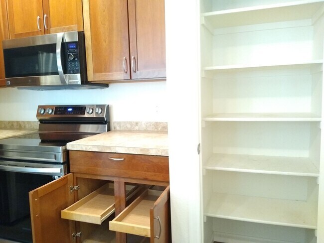 Building Photo - Beautiful and Spacious 3 Bedroom 2 Bath To...