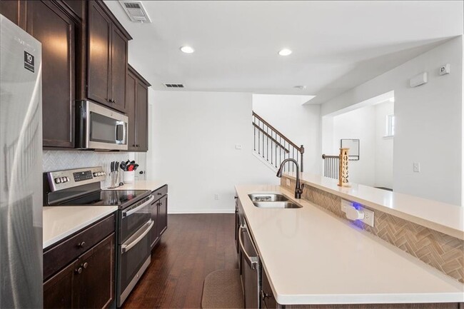 Building Photo - 869 Venture Way