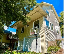 Building Photo - Spacious upper 3-bedroom unit with 2 full ...