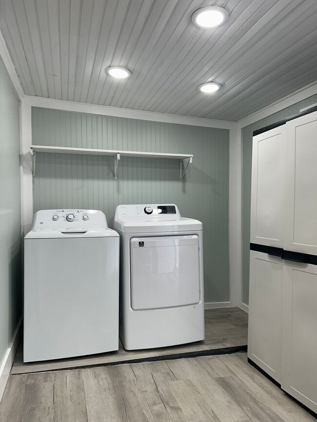 Building Photo - Vintage Charm. Timeless Vibe. Modern Comfort.