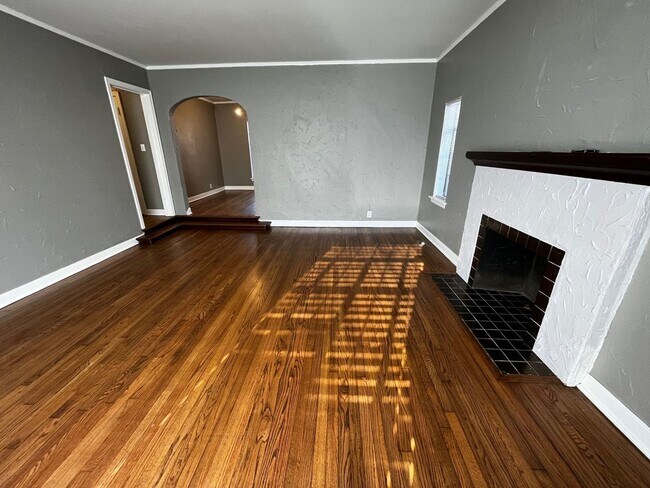 Building Photo - Historic Duplex near Plaza district!