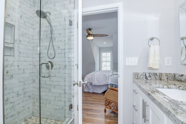 Building Photo - 4117 Knollcrest Cir N