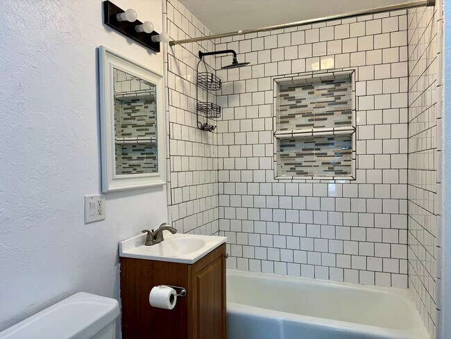 Building Photo - Updated Bountiful Home | 3 Beds, Finished ...