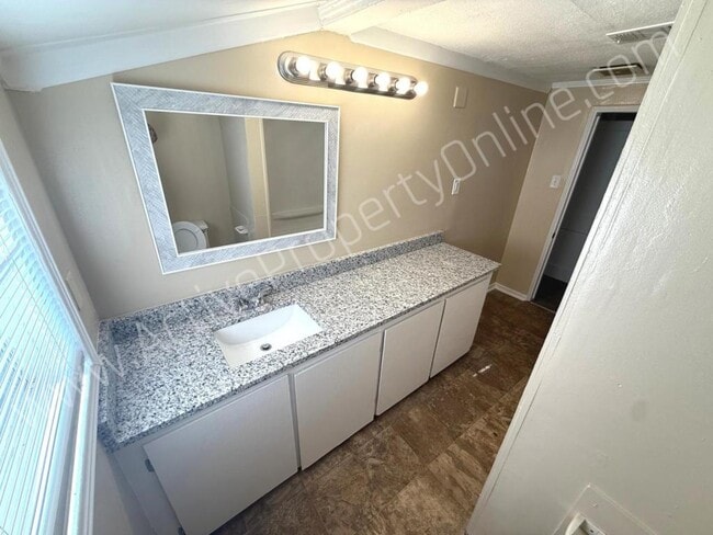 Building Photo - 857 Ola Dr
