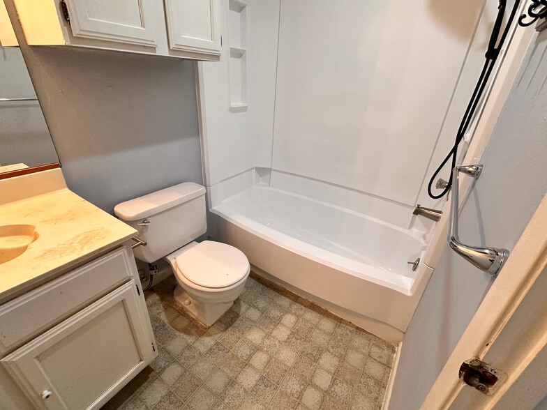 Building Photo - Room in Condo on Beauregard Cir