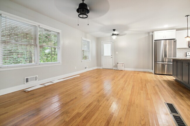 Building Photo - 1795 Queens Way