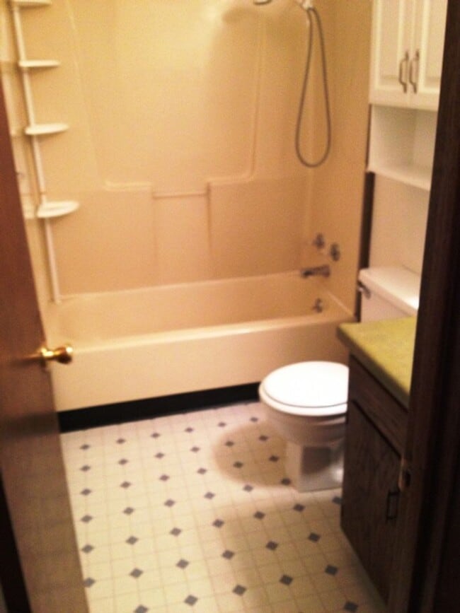 Building Photo - $300 OFF OCTOBER RENT! Spacious home in Ea...