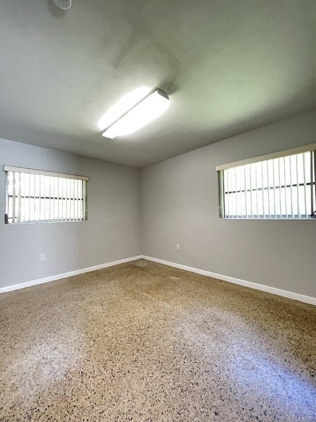 Building Photo - *Charming 2-Bedroom Bungalow with Fenced Backyard*