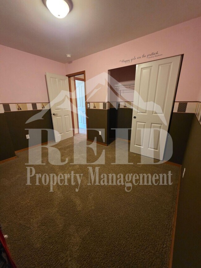 Building Photo - 1080 Heron Ridge Ave