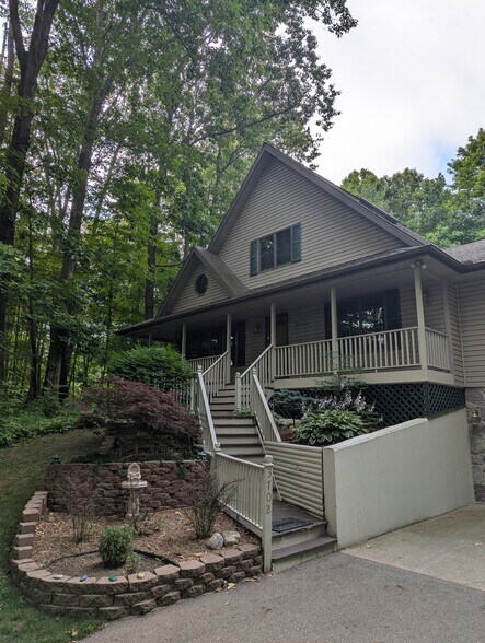 Building Photo - 3702 Dumont Rd
