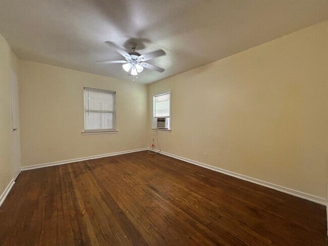 Building Photo - 1402 Gustav St