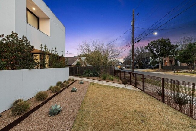 Building Photo - 910 W Johanna St