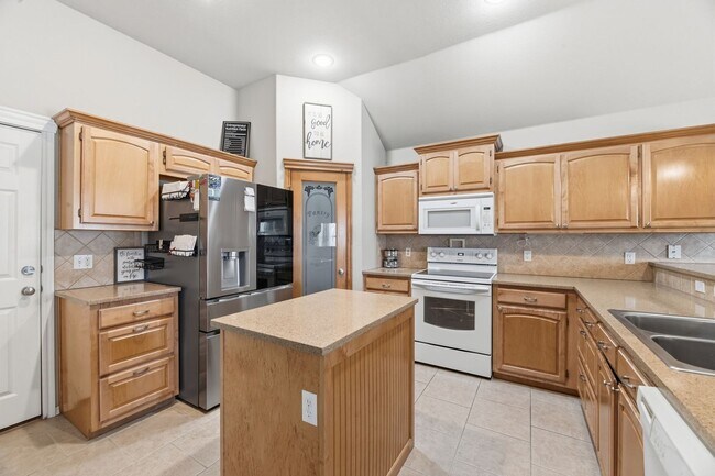 Building Photo - Move-in ready 3 Bed, 2.5 Bath, 3 Car, BA Schools