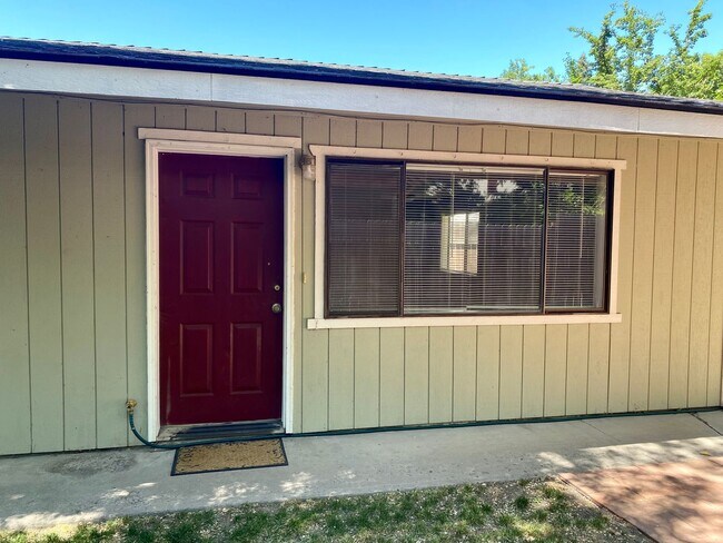 Building Photo - 2 Bed 1 Bath Duplex w/ Fenced Yard and Off...
