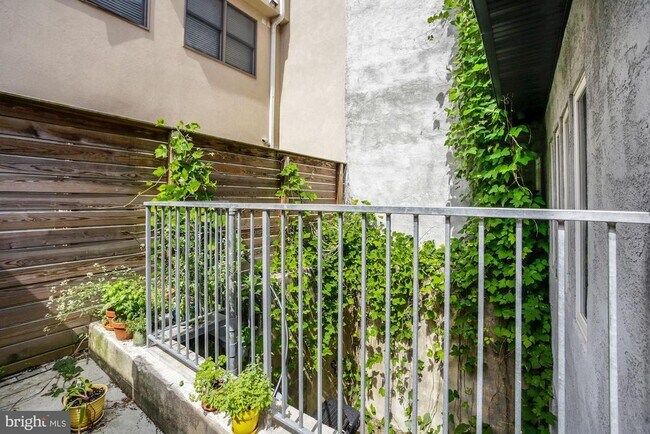 Building Photo - 430 Poplar St