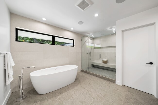 Building Photo - 16105 Clear Oak Dr
