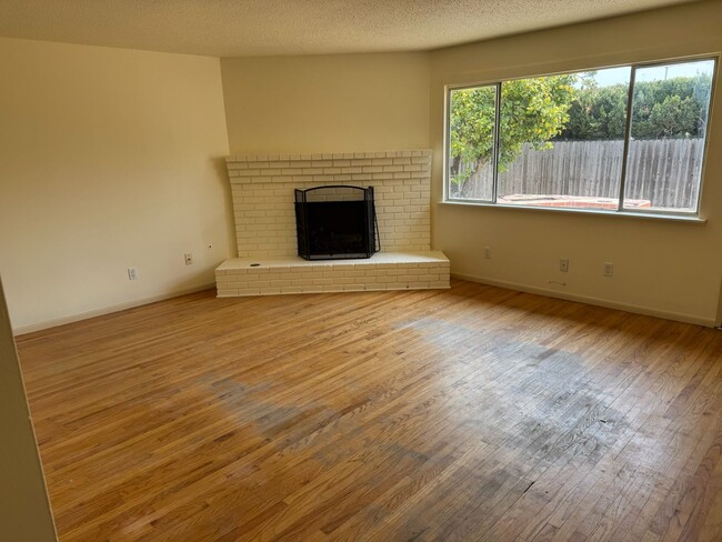 Building Photo - 870 Pearl Dr