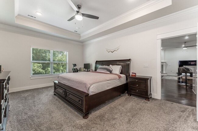 Building Photo - "Contemporary Elegance: Spacious 4 Bed, 3 Bath Modern Rental Home"