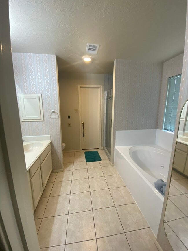 Building Photo - 8915 Weyburn Grove Dr