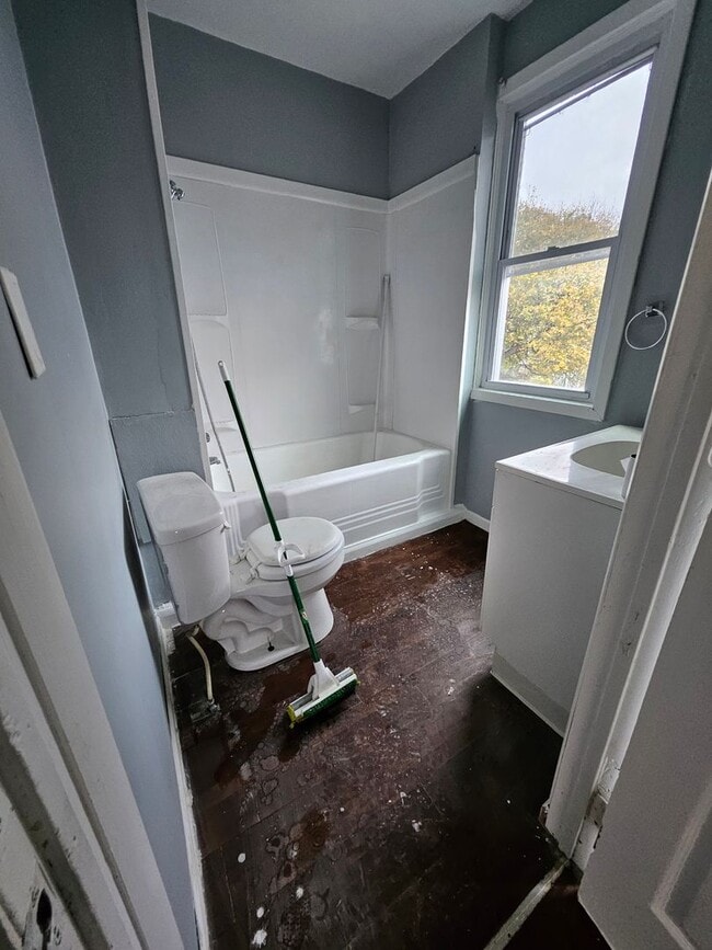 Building Photo - Upper 3 bedroom unit